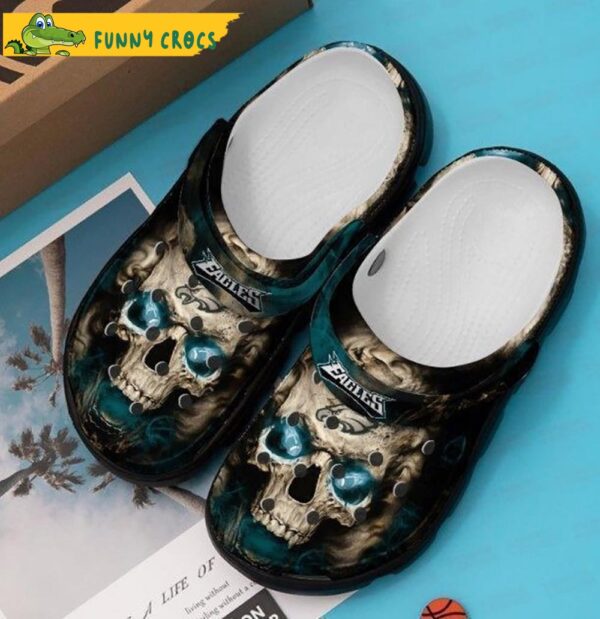 Philadelphia Eagles Skull GIfts Crocs Slippers.jpg